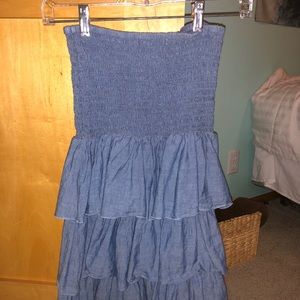 Sleeveless dress with ruffles